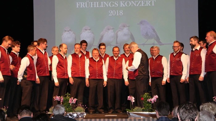 Der Männerchor "Vinko Poljanec" unter der Leitung von Franz Starz eröffnete das Konzert.