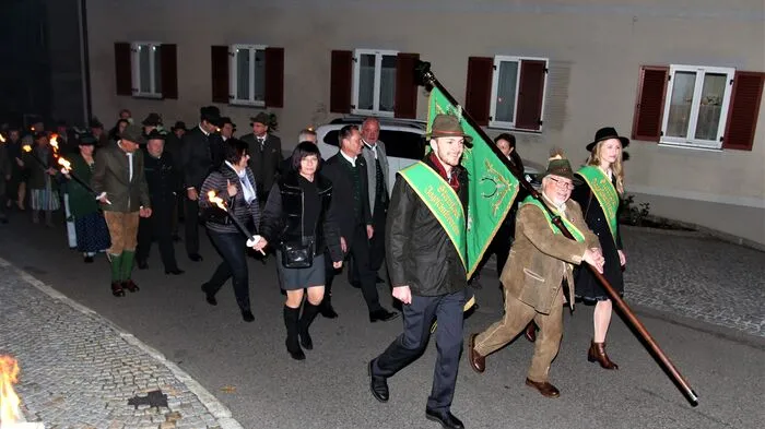 Gemeinsam zogen die Jäger zur Kirche.