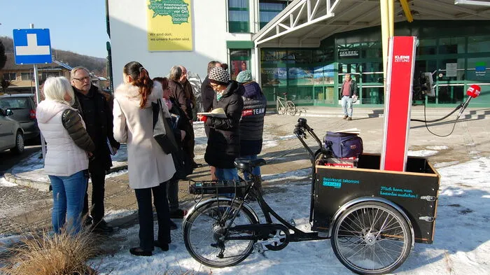 In der Kärntner Straße nahe der Kreuzung Hafnerstraße stellten wir heute unsere mobile Interview-Station auf, um die Menschen im Bezirk Straßgang sprechen zu lassen. Dabei kristallisierte sich folgendes Hauptproblem heraus: Straßgang ist zunehmend vom Verkehr überlastet, viele Autofahrer nutzen die Wohnsiedlungen als Schleichwege, weil die Blechlawine Hauptrouten wie Kärntner Straße und Hafnerstraße verstopft.