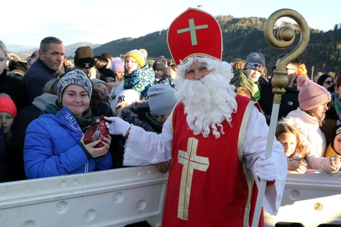 Und so strahlten am Sonntag Groß und Klein mit der Sonne um die Wette. Klar, dass der Heilige Nikolaus auch Geschenke für die Kleinen mit im Gepäck hatte.