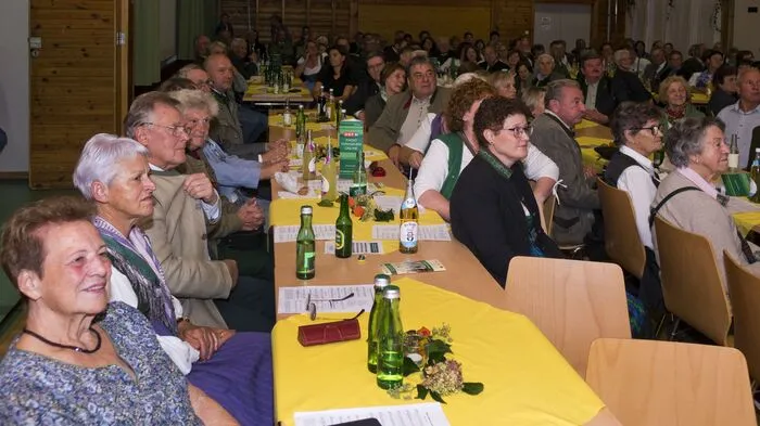 Zu Beginn der Veranstaltung gab es ein öffentliches Singen, das von Daniel Fuchsberger vom Steirischen Volksliedwerk, auf seiner Kontragitarre begleitet und geleitet wurde.