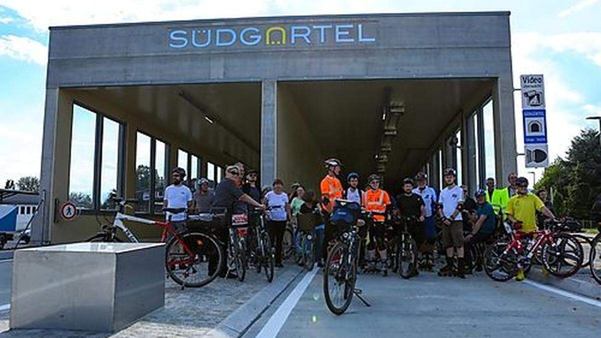 Noch ist der Tunnel gesperrt, Radfahrer durften aber schon einmal durchsausen