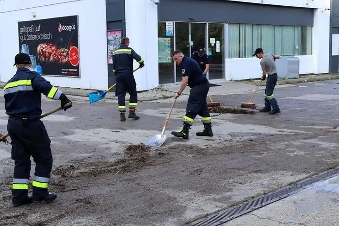 Auch bei der Reinigung und dem Abbau des Hochwasserschutzes wurde Hand mit angelegt und die örtlichen Einsatzkräfte unterstützt. Sämtliche Einsätze konnten unfallfrei bewältigt werden.