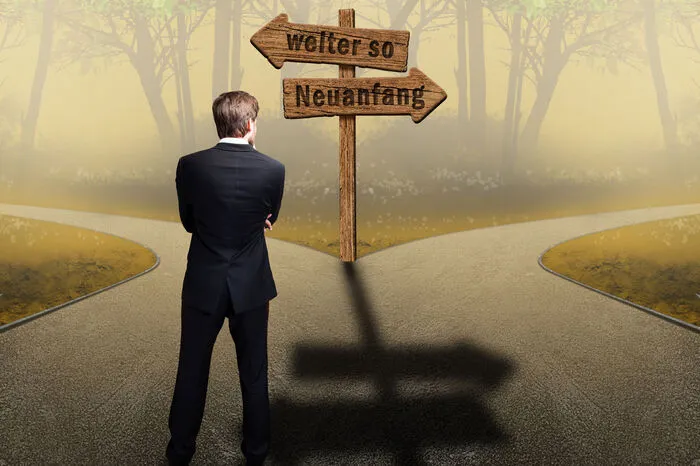 Neue Wege gehen.„Im Alltag ist vieles Routine. Doch nehmen Sie einmal bewusst einen anderen Weg ins Büro, steigen Sie eine Station früher oder später aus, nehmen Sie mal das Rad oder lassen Sie Ihr Auto stehen. Ein Ausbrechen aus Routinen fördert unsere Achtsamkeit.“
