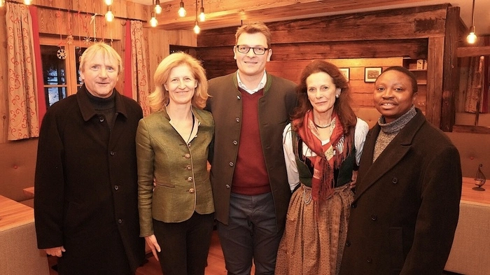 Pfarrer Uwe Träger, die Gastgeber Birgit und Jakob Forstnig, Elisabeth Moser, Pfarrer Alexander Ozou im Troadkasten