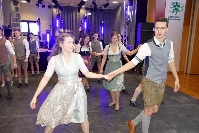 Der 23. Bauernbundball lockte zwischen 800 und 900 Besucherinnen und Besucher an. Besonders erfreulich für Organisator Johann Trummer: der hohe Anteil an jungen Gästen