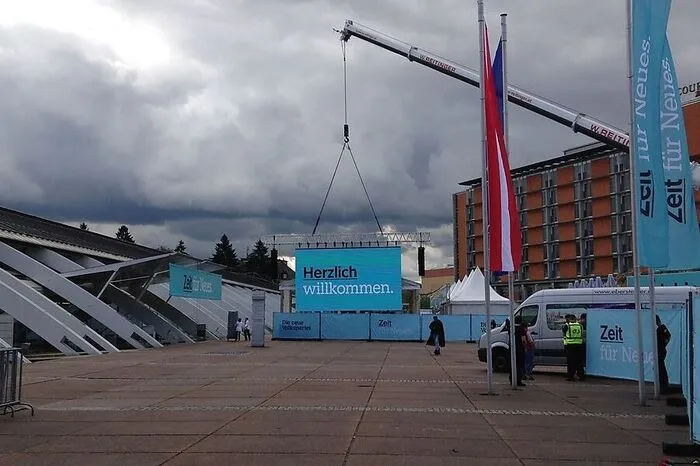 Schwarz waren heute die Wolken, aber nur kurz: Ein Regenguss zu Mittag tat der Stimmung keinen Abbruch - wenig später lachte wieder die Sonne.