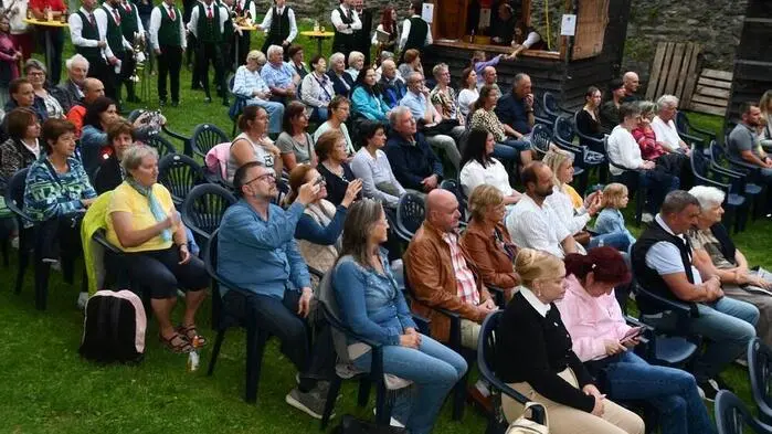 Viele Besucherinnen und Besucher ließen sich am Mittwoch das Parkkonzert im Stadtpark Murau nicht entgehen. 