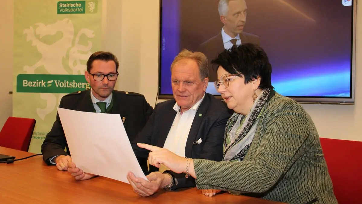 Herbe Kost: Kandidat Georg Preßler, Bezirksparteiobmann Erwin Dirnberger und die Bezirks-Spitzenkandidatin Klaudia Stroißnig (alle ÖVP) analysieren das Wahlergebnis