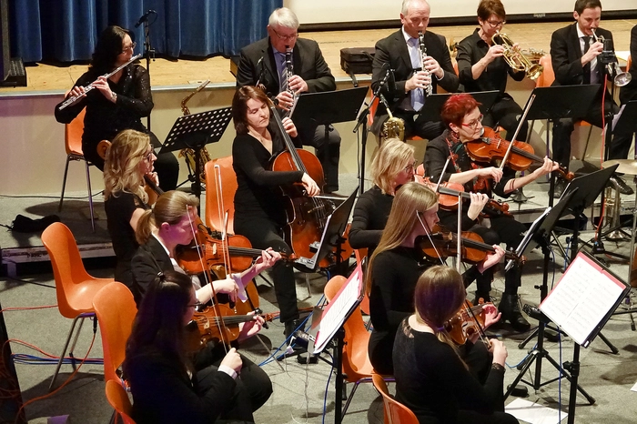 Zum Ensemble der Musikschule, dem Orchestrina Variosa, der Florianer Tanzbodenmusi und der Zeltweger Gruppe X-Large gesellten sich Uwe Schmidt, Julia Hammer und Kolja Radenkovic als Sänger.