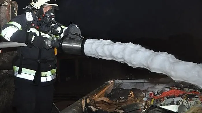 Die Feuerwehr löschte den Brand mit Schaum