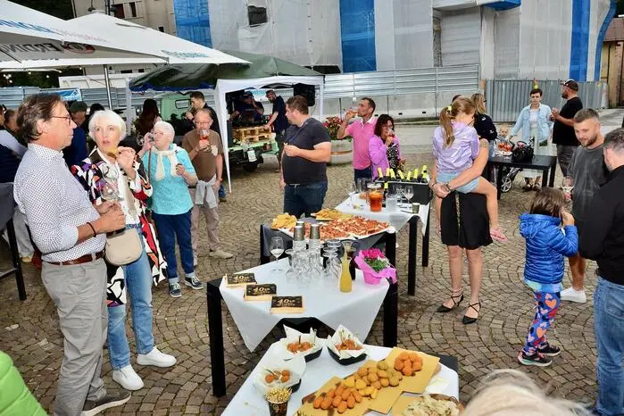 Auf der Piazza Dante galt es, die Aromen der Grenzregionen Slowenien, Italien und dem Gailtal mit einer Symphonie aus Gerichten, Weinen und Spirituosen zu erleben.  