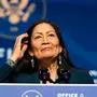 Mit Deb Haaland soll erstmals eine amerikanische Ureinwohnerin ins Kabinett aufrücken.
