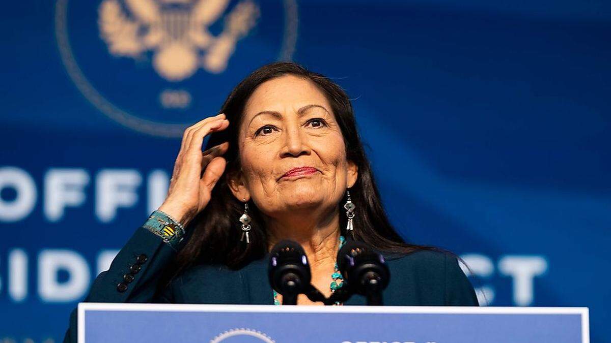 Mit Deb Haaland soll erstmals eine amerikanische Ureinwohnerin ins Kabinett aufrücken.