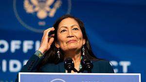 Mit Deb Haaland soll erstmals eine amerikanische Ureinwohnerin ins Kabinett aufrücken.