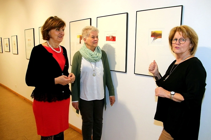 Noch bis 30. April läuft im Kunsthaus Köflach die Ausstellung „Von der Linie zur Fläche“, an der Erika Kronabitter beteiligt ist. Die Autorin, die abwechselnd in Bregenz und Wien lebt, ist eine vielseitige Kunstschaffende – sie arbeitet interdisziplinär in den Bereichen Literatur, Malerei, Grafik, Konzept- Video- und Fotokunst.