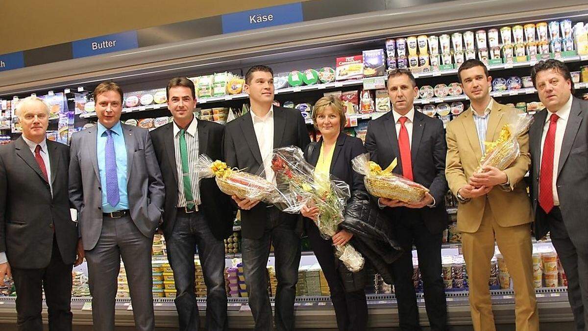 Domej, Lorenz Kumer, Matschek, Bauleiter Thomas Visotschnig, Elisabeth Feldner, Wilfried Rossmann und Armin Wedenig von Spar und Enzi