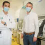 Georg Steindl und Klaus Vander im neu gebauten Institut für Krankenhaushygiene und Mikrobiologie