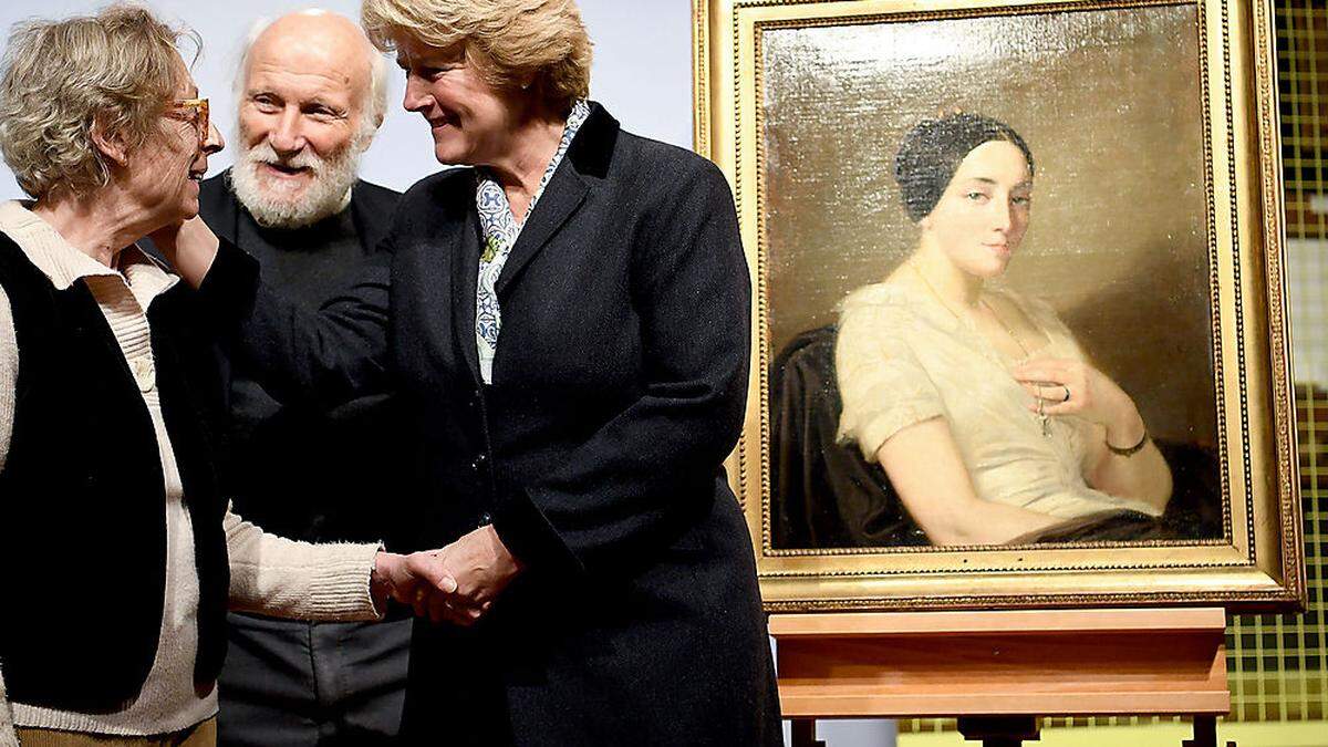 Monika Grütters, Kulturstaatsministerin, übergibt den Erben das Bild 'Portrait einer sitzenden jungen Frau' des Künstlers Thomas Couture. Das Gemälde aus dem Kunstfund Gurlitt wurde als NS-Raubkunst identifiziert und an die Nachkommen zurückgegeben. 