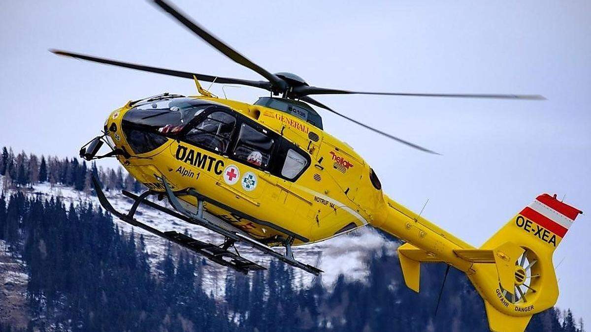 Der Notarzthubschrauber flog die verletzten Wintersportlerinnen in die Krankenhäuser