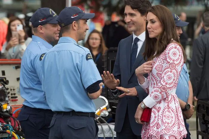 ... besuchte zahlreiche Sozialeinrichtungen. Hier plaudert Kate mit Coast Guards. Und ...