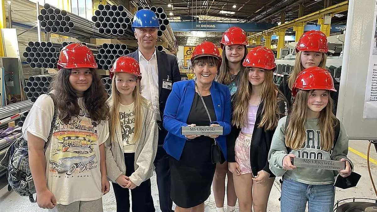 Hubert Pletz und Manuela Khom mit Schülerinnen und Schülern der MS Oberwölz bei Wuppermann