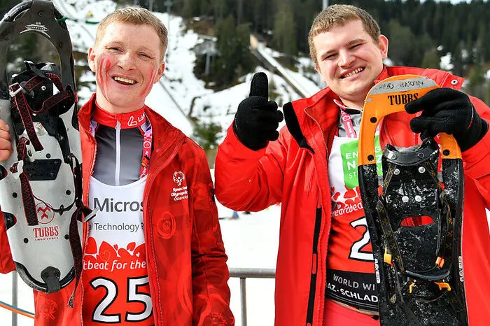 So sehen Sieger aus: (v.l.) Werner Josef Stadelwieser (AUT/2.Platz). Martin Schmid (AUT/1.Platz), beim Schneeschuhlauf-Bewerb über 800 m bei den Special Olympics Winterspielen 2017