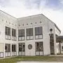 Ein großes Gebäude mit zahlreichen Fenstern und bereits verwitterter Fassade