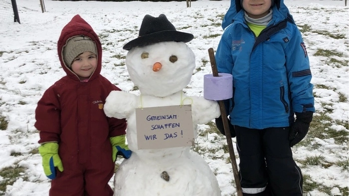 Auch Magdalena und Sebastian aus Kirchbach-Zerlach haben einen schönen Schneemann gebaut.