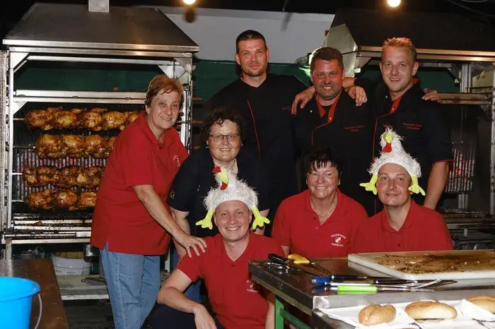 Dieses Event zieht jedes Jahr Hunderte Besucher an, die die knusprigen Hendln vom Holzkohlengrill, Bratwürstl und kühles Fassbier genießen