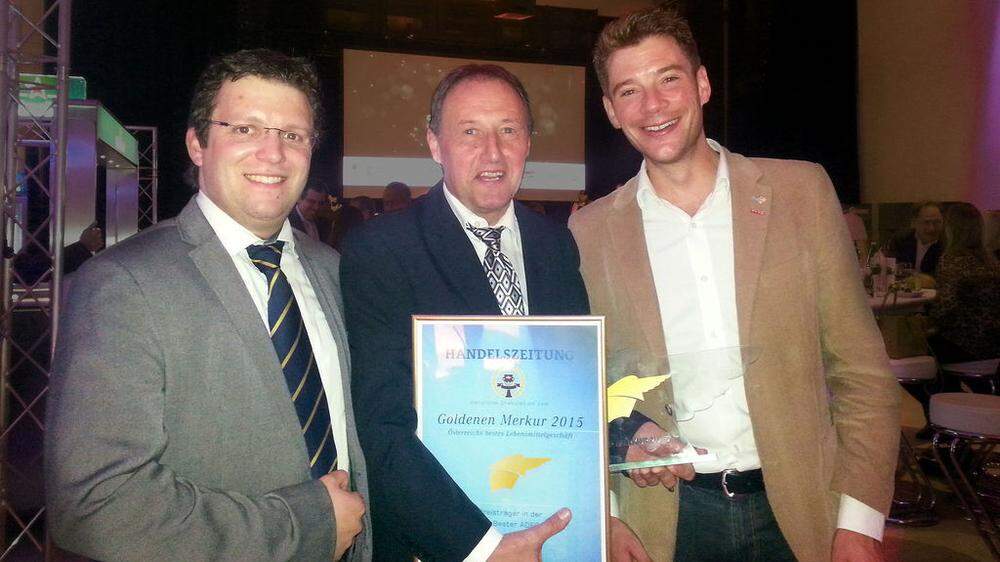 Werner Hanser (Mitte) freut sich über die Auszeichnung zum besten ADEG-Markt Österreichs – im Bild mit Stefan Mair (links) und Stefan Wanner (rechts)