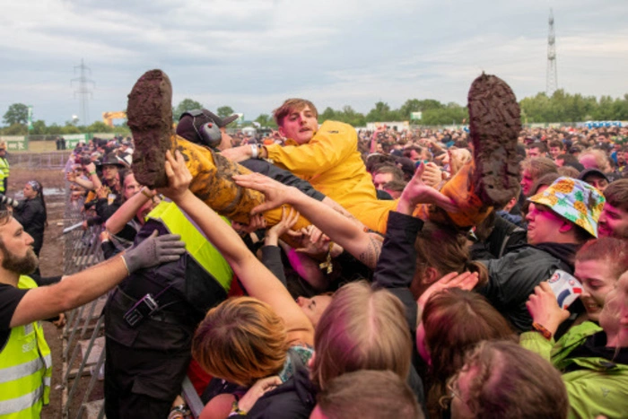 Sich einfach treiben lassen: Ein Crowdsurfer während des Turbobier-Gigs.