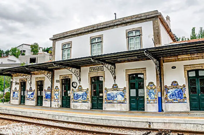 Pinhão. Das winzige Dorf liegt am Douro. Es ist berühmtfür das Landgut Quinta do Bomfim und seinen Bahnhofmit vielen Azulejo-Bildern (bemalte Fliesen).