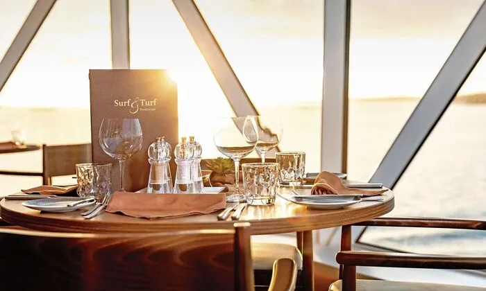 Ihnen stehen auf der Mein Schiff 1 zahlreiche Restaurants und Bistros zur Verfügung. Bedienen Sie sich am Buffet oder bestellen Sie á-la-carte. Über 100 Markengetränke sind dank „Premium Alles Inklusive“ im Preis inkludiert.