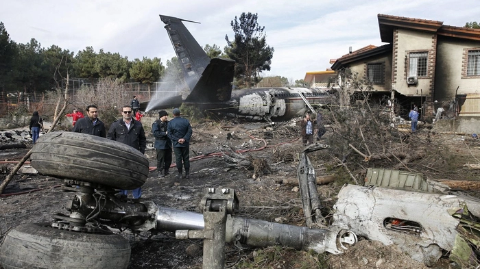 Im Iran ist ein Frachtflugzeug abgestürzt.
