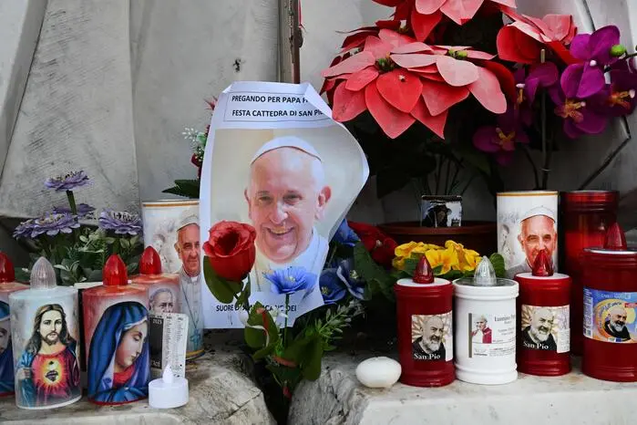 Die Menschen beteten für den Papst: Franziskus musste sich von einer beidseitigen Lungenentzündung erholen.