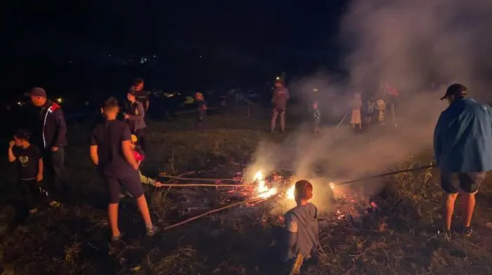 Im Feuer werden die Buchenholzscheiben zum Glühen gebracht.