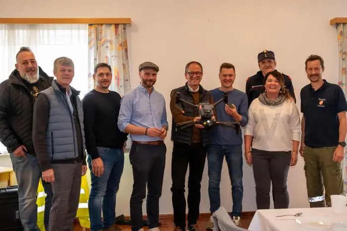 v.l. Andreas Arnold (Verein FEnergiereich), Richard Duhs und Markus Lubach (Duhs und Bergmann Bau), Christoph Gräfling (Stadtrat), Gerald Schreilechner (Feldkirchner Sparkasse), Walter Spitzer (Spitzer Installationen) Kommandant Horst Blaha, Regina Taferner-Stromberger (Busreisen Taferner) und Gruppenkommandant Roland Gutzinger