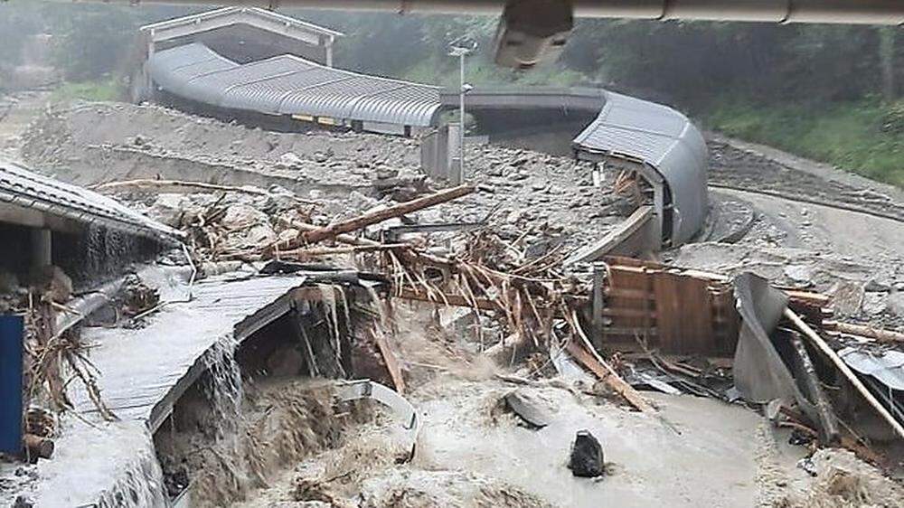 Teile der Weltcup-Bahn wurden von den Wassermassen weggerissen und zerstört