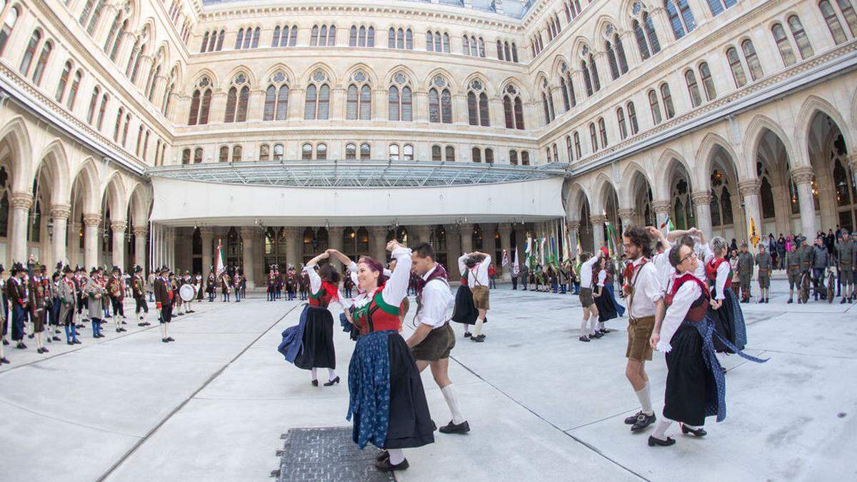 Trotz klirrender Kälte fegte die Plattlergruppe Oberlienz beim landesüblichen Epfang gekonnt über den Arkadenhof