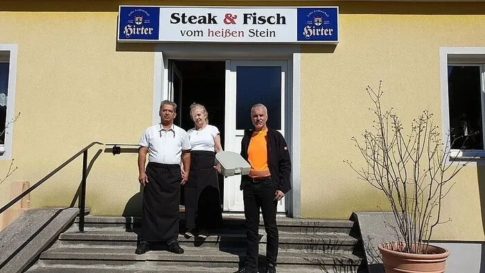 Fatmir und Imrana Ramiqi vom „Kirchenwirt“ mit Josef Zarfl von der Gemeinde Frantschach-St. Gertraud