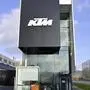 ABD0157_20241114 - MATTIGHOFEN - ÖSTERREICH: ++ THEMENBILD ++ ZU APA0240 VOM 14.11.2024 - Illustration zum Thema "KTM AG": Außenansicht des KTM AG-Werks in Mattighofen, aufgenommen am 14. November 2024. Der Zweiradhersteller KTM AG dürfte aufgrund seiner wirtschaftlich angespannten Situation weitreichende Einschnitte planen. Zwischen 280 und 300 Kündigungen stehen an. Im Jänner und Februar 2025 werde es zu einem Produktionsstopp und zu Kurzarbeit kommen. - FOTO: APA/MANFRED FESL
