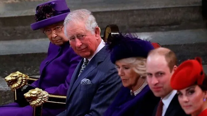 Die Queen und Camilla im Partnerlook. Dazwischen Prince Charles