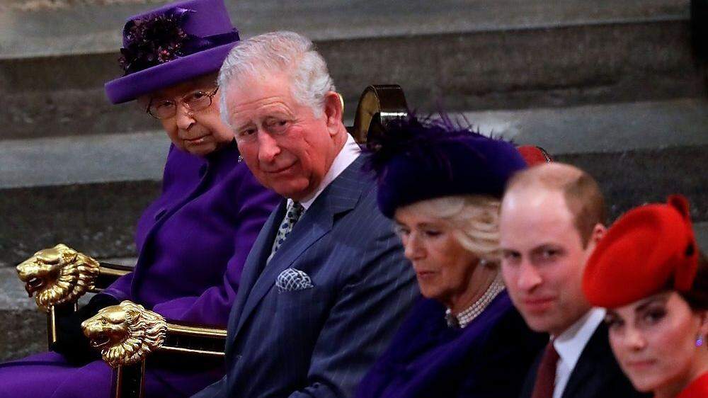 Die Queen und Camilla im Partnerlook. Dazwischen Prince Charles