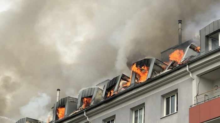 Das Feuer dürfte am Hausdach in der Simmeringer Hauptstraße/Ecke Enkplatz ausgebrochen sein. Die Ermittlungen laufen.