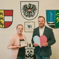 Monika Michenthaler, Gemeinderätin in Bad Bleiberg und Bad Bleibergs Bürgermeister Christian Hecher (ULB), unterstützen das Projekt