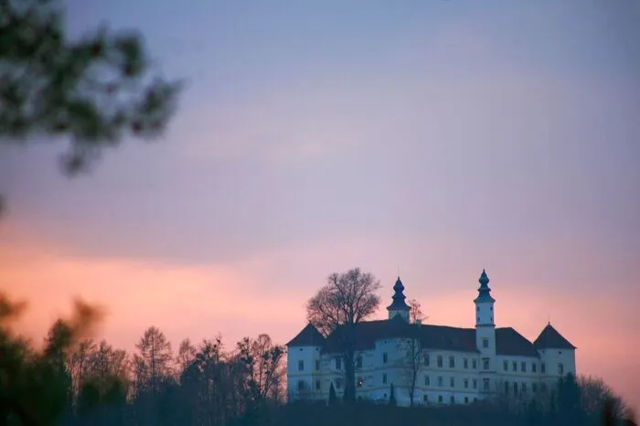 Bruno Seidl hat den traumhaften Ausblick aus seinem Schlafzimmer in Albersdorf hin zum Schloss Freiberg festgehalten.