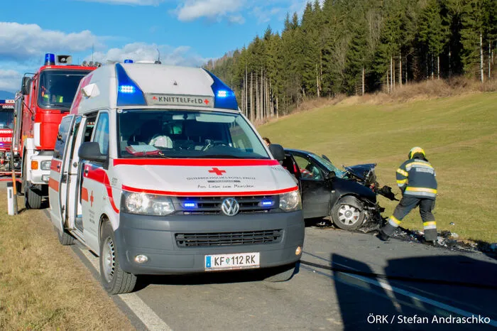 Im Einsatz waren Rotes Kreuz, Feuerwehren, Polizei und der Hubschrauber Christophorus 12.
