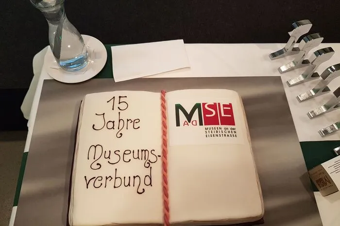 Eine eigene Torte bekam das Geburtstagskind, der Museumsverbund Stierische Eisenstraße, auch gebacken.
