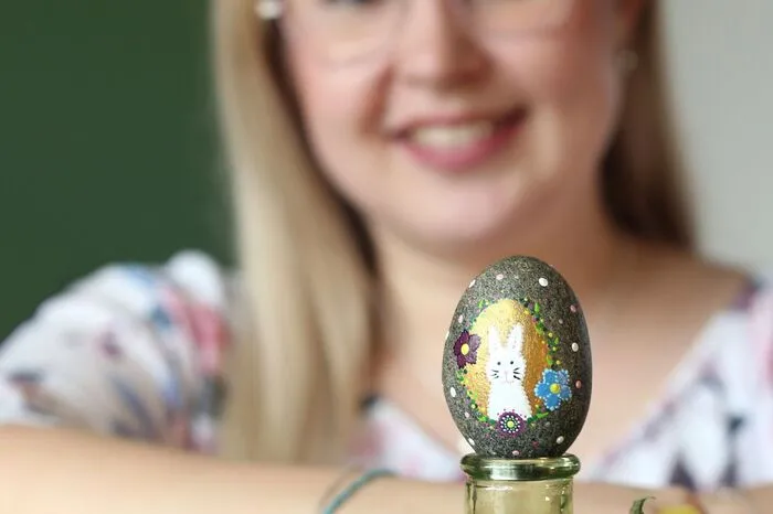 Platz 4 geht an Viktoria Kracher aus Wildon, die mit viel Liebe zum Detail dieses wunderschöne Stein-Ei mit der Dotpainting-Technik bemalt hat. Wir finden: Das kann sich sehen lassen!